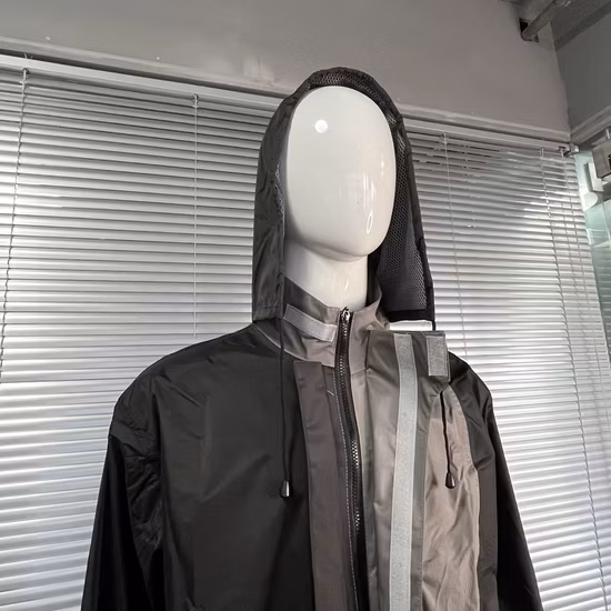 Giacca a vento da uomo outdoor traspirante, impermeabile e antivento con cappuccio